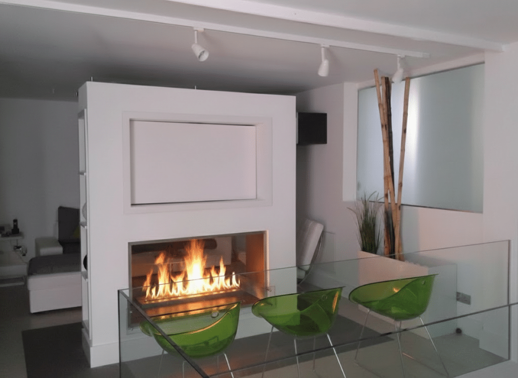 Chimenea de doble cara en un tabique exento y mesa de cristal en el dúplex de Alcorcón