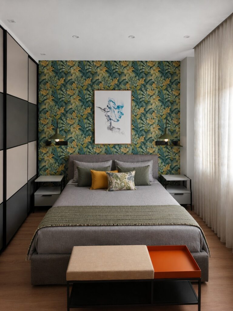 Dormitorio con papel pintado vegetal y banco tapizado a los pies de la cama en Alcorcón