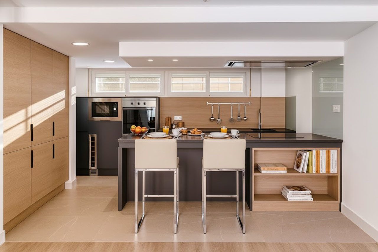 Planta baja abierta con cocina, comedor y salón tras mover la escalera