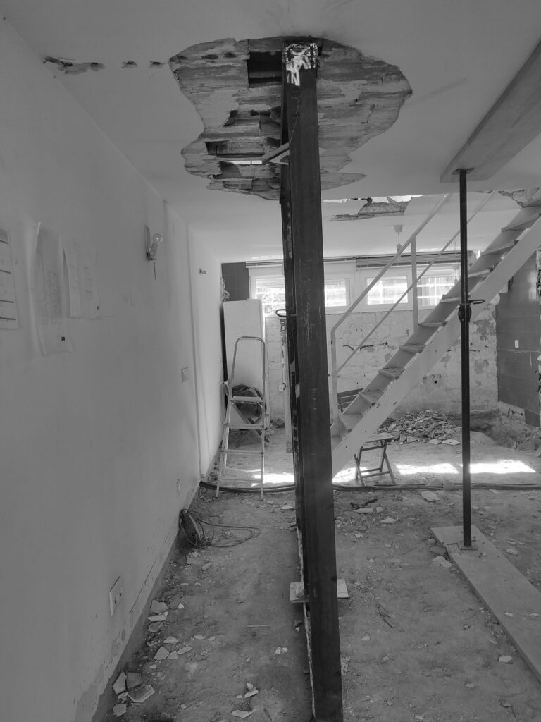 Apertura del nuevo hueco de escalera en el forjado durante la obra