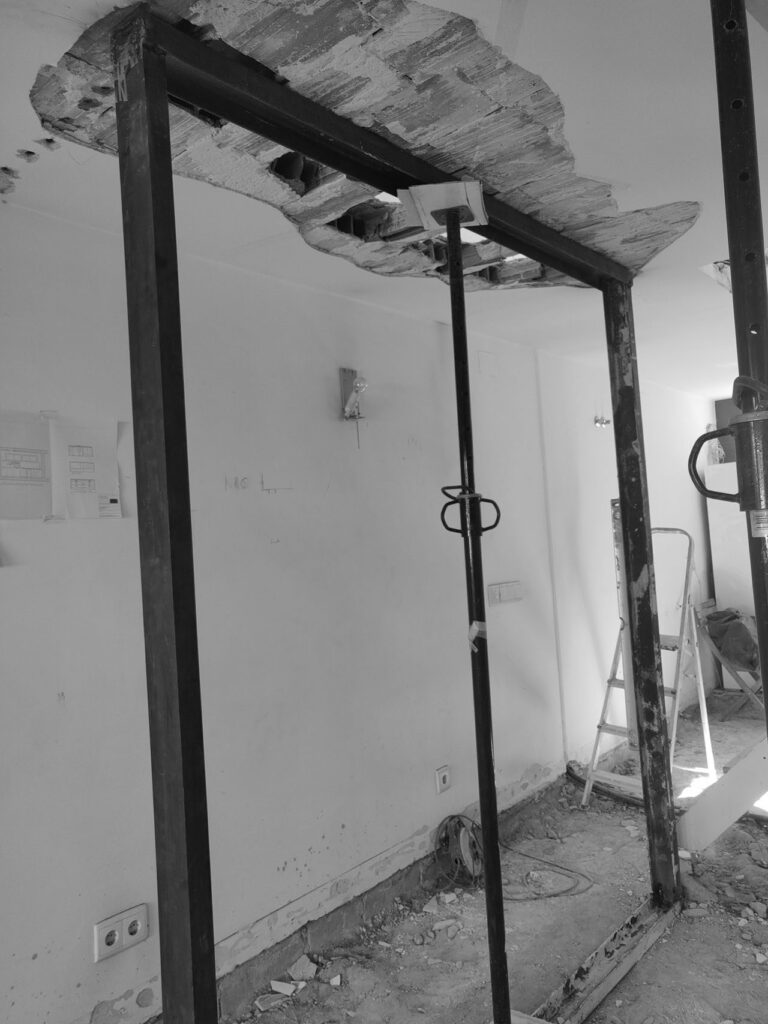Refuerzo con perfiles metálicos del forjado junto al nuevo hueco