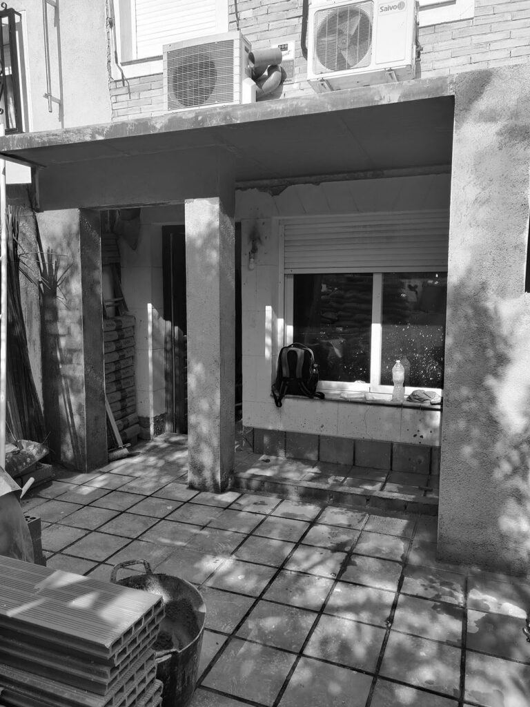 Apertura de la fachada trasera hacia el patio durante la obra