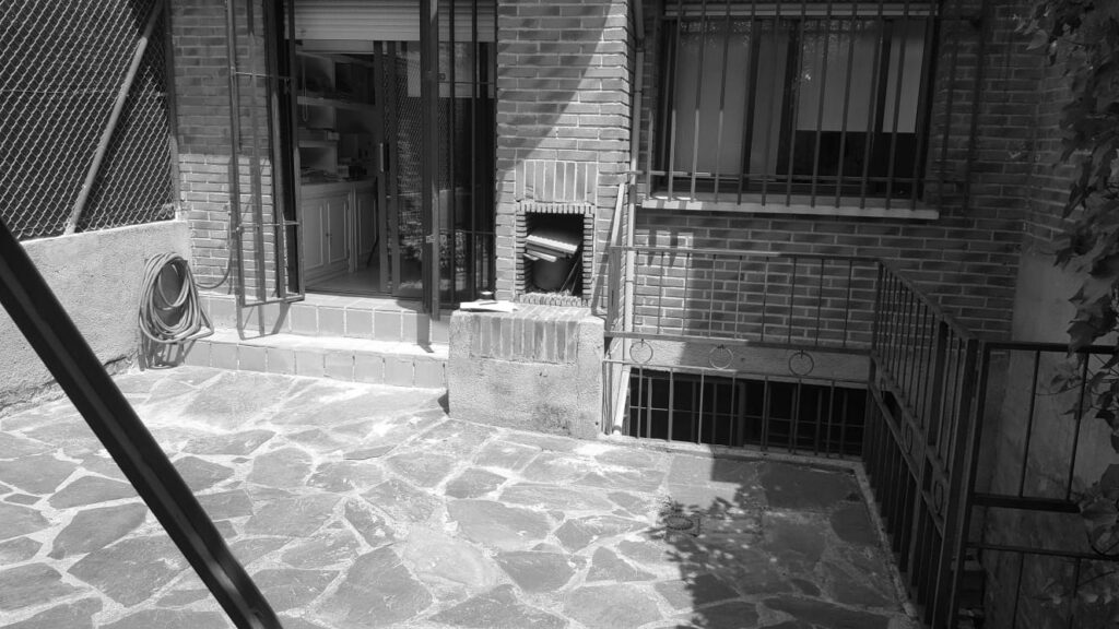 Patio trasero original solado de piedra en la casa-estudio de Las Matas