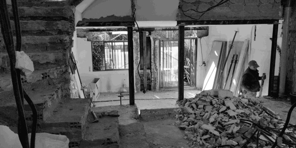 Demolición en la planta baja con escombro en la casa-estudio de Las Matas