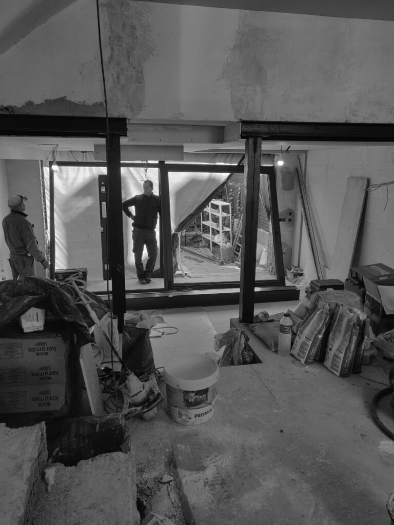 Planta baja en obra con apertura del hueco hacia el jardín en la casa-estudio de Las Matas