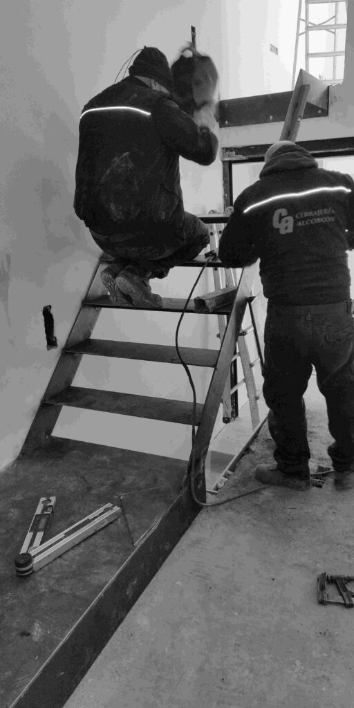 Montaje de la escalera metálica durante la obra en la casa-estudio de Las Matas