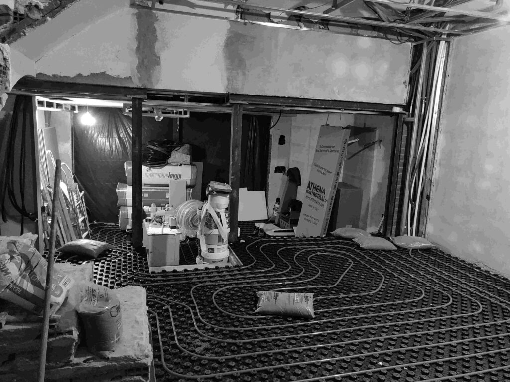 Suelo radiante instalado en la planta baja durante la obra en la casa-estudio de Las Matas