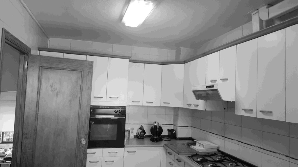 Cocina original con muebles blancos en la casa-estudio de Las Matas